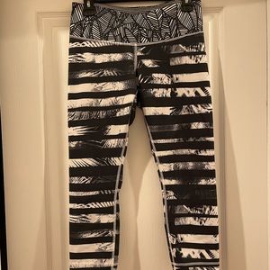 Lulu Lemon Black and White Leggings Size 8